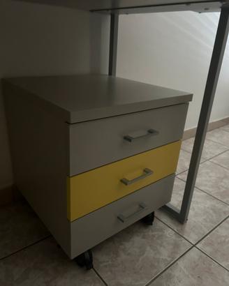 mobiletto giallo e grigio