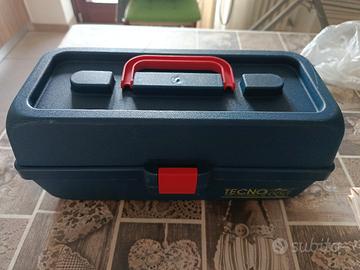 Cassettiera con attrezzature per la pesca 