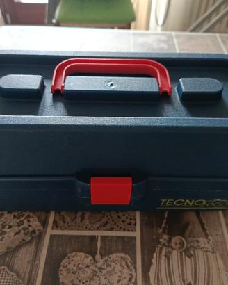 Cassettiera con attrezzature per la pesca 