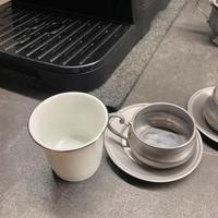 Servizio da caffè in peltro e porcellana