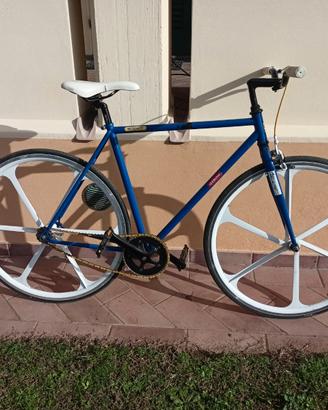 Bici brn a scatto fisso