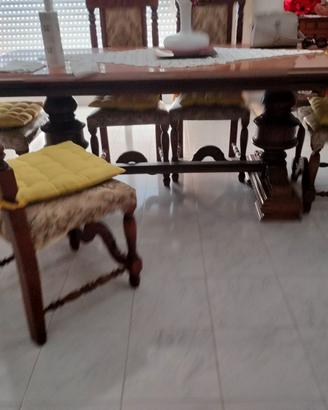 Tavolo in noce massello e sedie