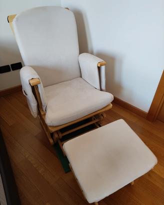 Sedia a dondolo con poggiapiedi separato 