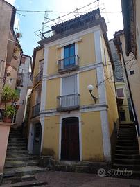 Casa con terrazza e taverna nel cuore di Rivello