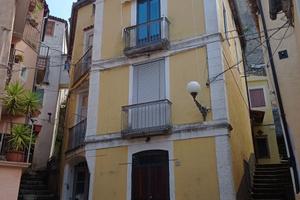 Casa con terrazza e taverna nel cuore di Rivello