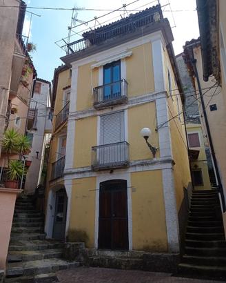 Casa con terrazza e taverna nel cuore di Rivello