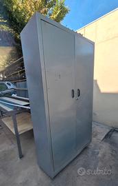 Mobile metallo con chiusura chiave con ripiani