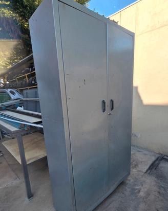 mobile metallo con chiusura chiave con ripiani