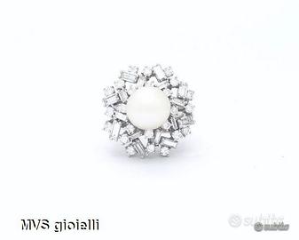 Anello con perla e diamanti