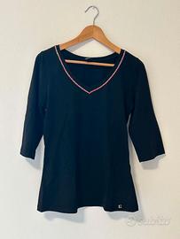 Maglia nera con brillantini sulla scollatura
