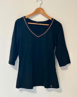 Maglia nera con brillantini sulla scollatura