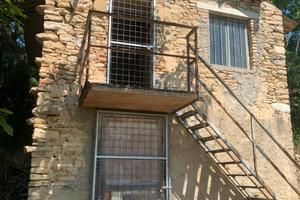 Rudere in pietra con terreno