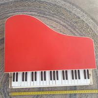 Pianoforte a coda rosso per bambini vintage