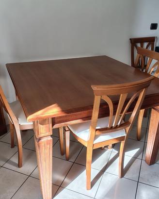 Tavolo pregiato estensibile in legno massello