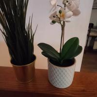 fiori e orchidea finta con vasetti