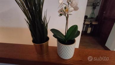 fiori e orchidea finta con vasetti