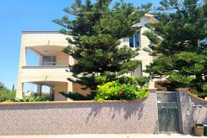 Lama (Ta) Villa su 3 livelli con box e giardino