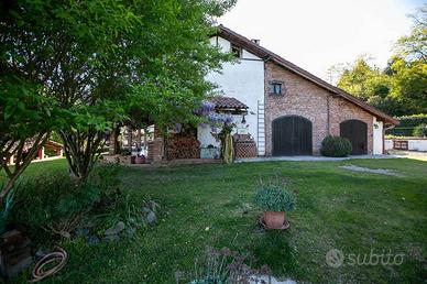 Villa con ampio giardino privato e terreno