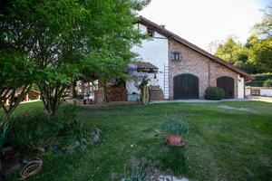 Villa con ampio giardino privato e terreno