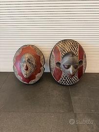 Coppia di scudi tribali africani in legno.