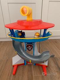 Quartier generale paw patrol con due personaggi