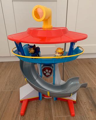 Quartier generale paw patrol con due personaggi