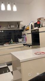 cucina con elettrodomestici