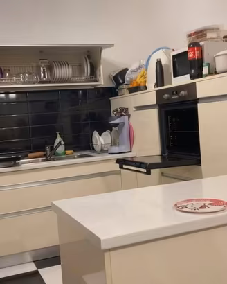 cucina con elettrodomestici