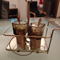 Carretto con bicchieri vintage da bellezza