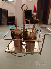 Carretto con bicchieri vintage da bellezza