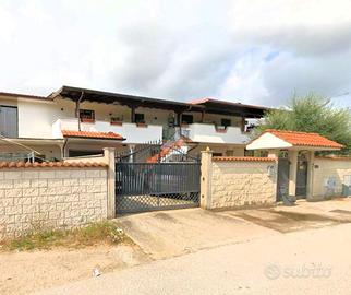 VILLA A SCHIERA CENTRALE A APRILIA