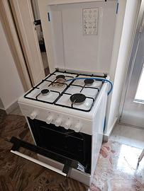 Cucina a gas 4 fuochi con forno.