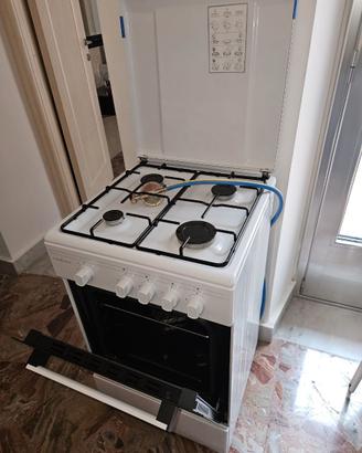 Cucina a gas 4 fuochi con forno.