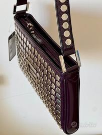 Guess - baguette in vernice color prugna