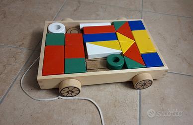 Gioco con figure geometriche in legno