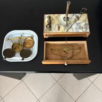 Bilancia da orefice in legno e ottone, anni '50