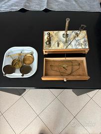 Bilancia da orefice in legno e ottone, anni '50