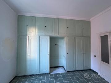 Armadio a muro in legno