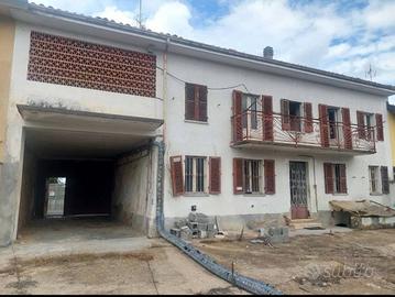 Rustico / Casale di 200 m² con 4 locali e box auto