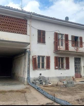 Rustico / Casale di 200 m² con 4 locali e box auto