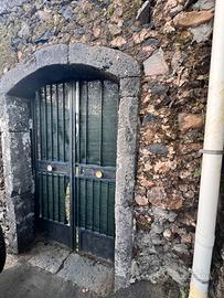 Arco in pietra lavica del 1800