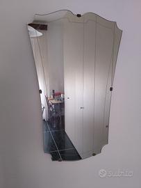 specchio vintage stilizzato con fine decoro.