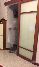 Porta scorrevole in legno e vetro satinato