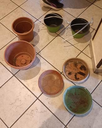 4 vasi...2 che si appendono uno con sottovaso ed u