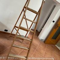 Scala pieghevole di legno a 5 gradini