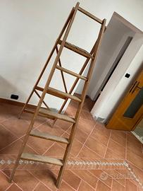 Scala pieghevole di legno a 5 gradini