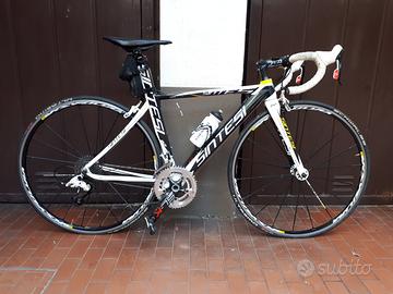 Bici corsa sintesi carbonio cambio sram