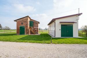 AUTORIMESSA E CANTINA CON CORTE PRIVATA