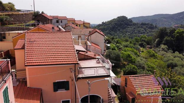 CASA SEMI INDIPENDENTE CON GIARDINO E POSTI AUTO