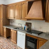 Cucina con frigo e lavastoviglie